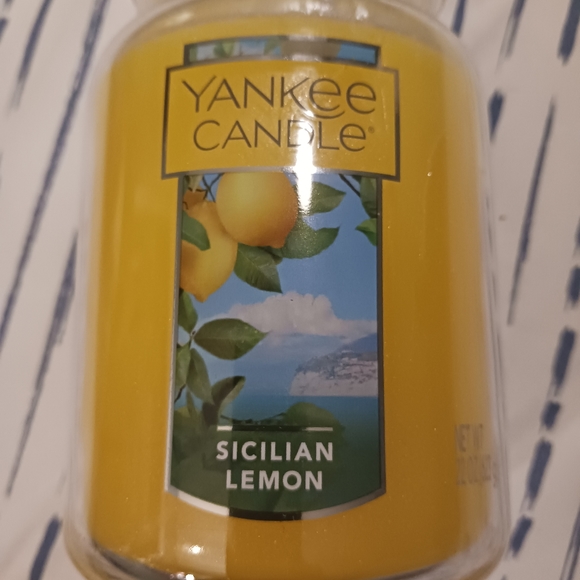 YANKEE CANDLE 22oz (Sicilian Lemon) - Picture 7 of 7